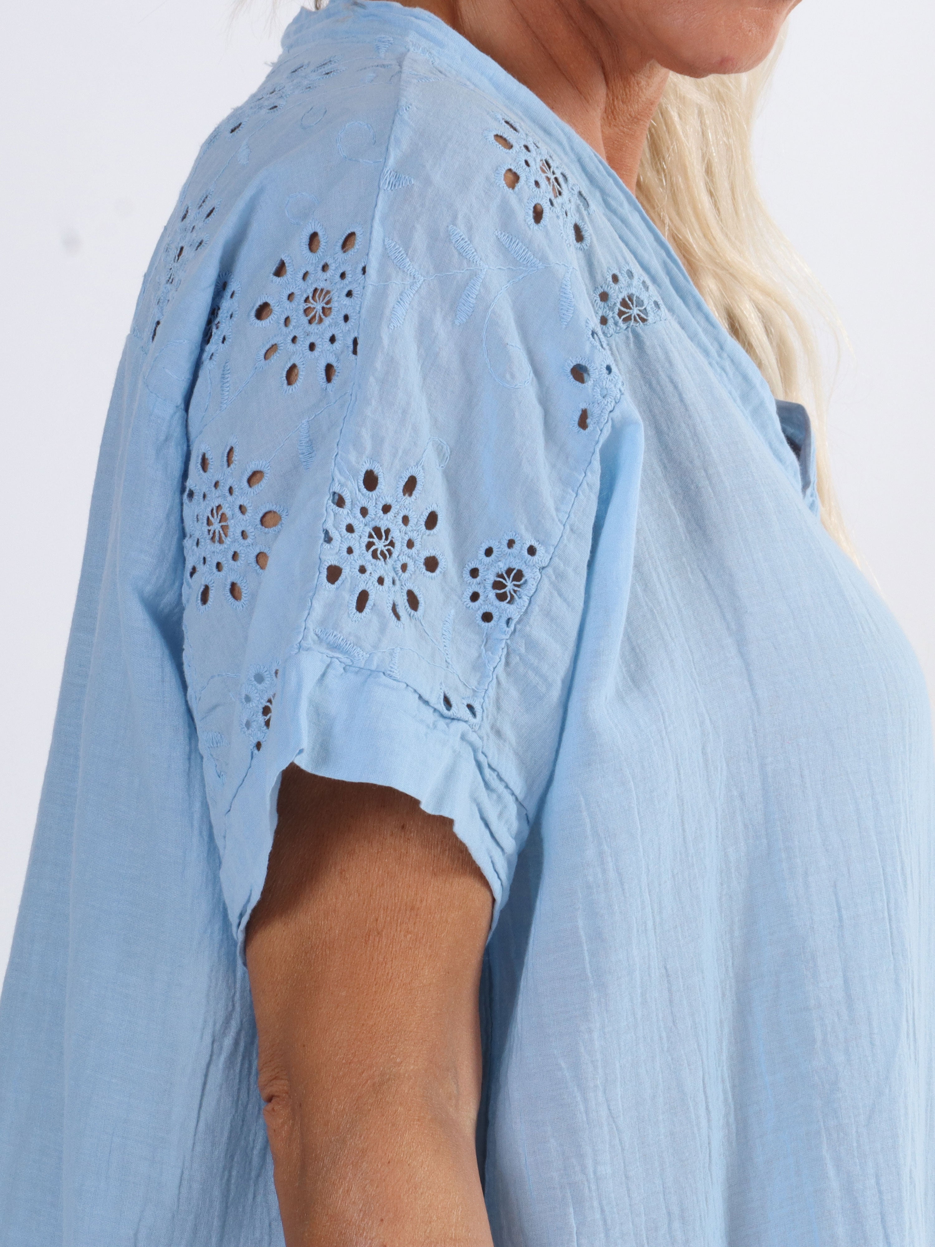 Bine - Enkel klänning i stora storlekar med broderi anglaise